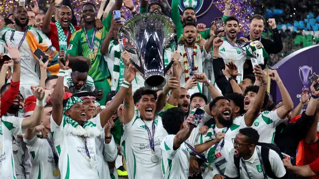 Al Ahli Sabet Trofi